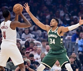 字母哥空砍40+14+9 莫布利21分骑士胜雄鹿